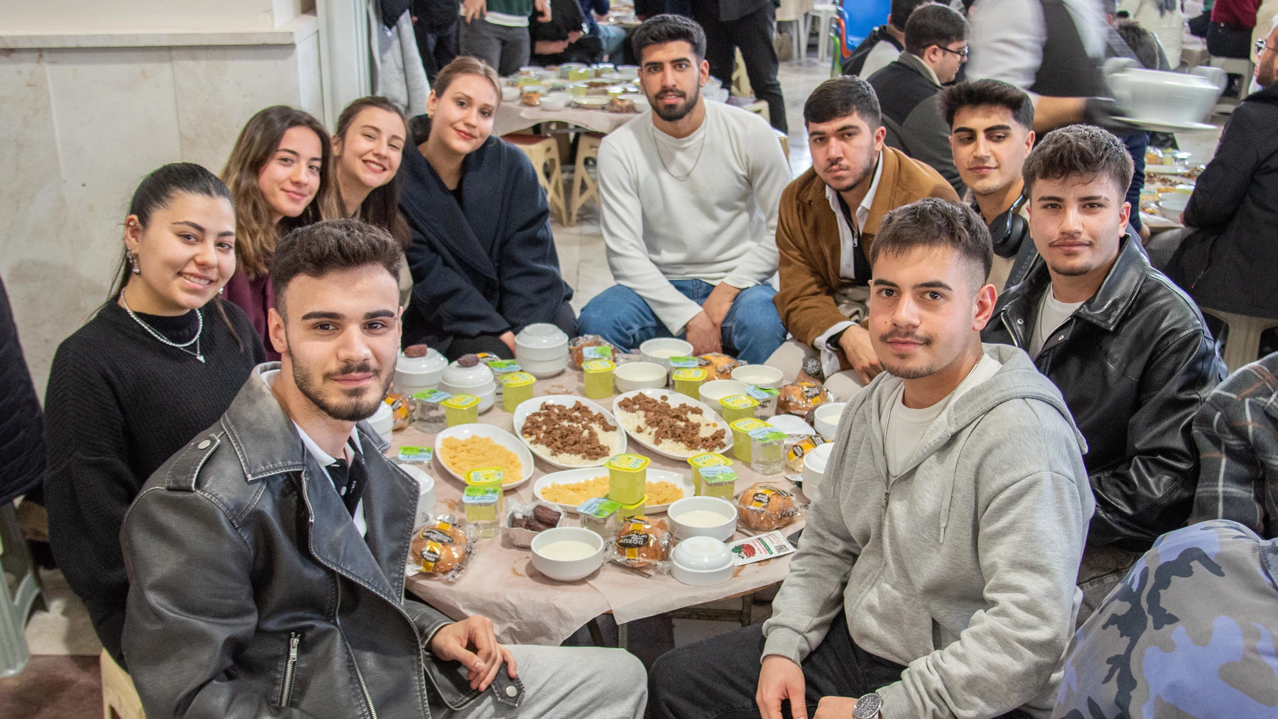 Selçuk Üniversitesi Fen Fakültesinde öğrenciler iftar programında buluştu